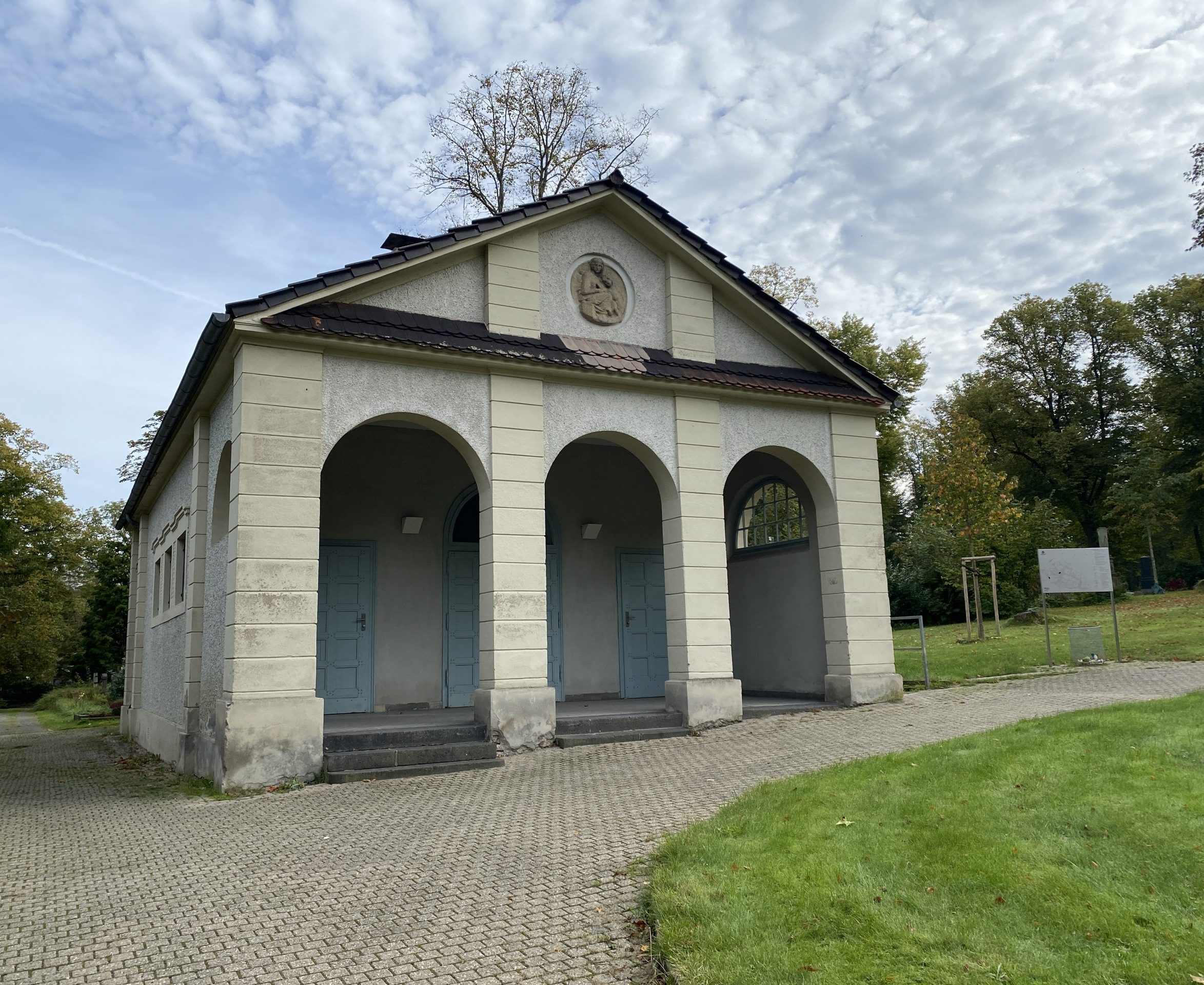 Altstadtfriedhof Mülheim, Trauerhalle. Rede.Engel