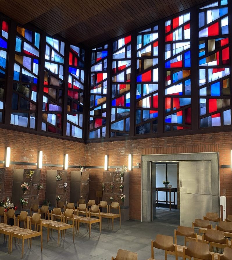 Parkfriedhof Essen, Neue Trauerhalle, Innenraum. Rede.Engel