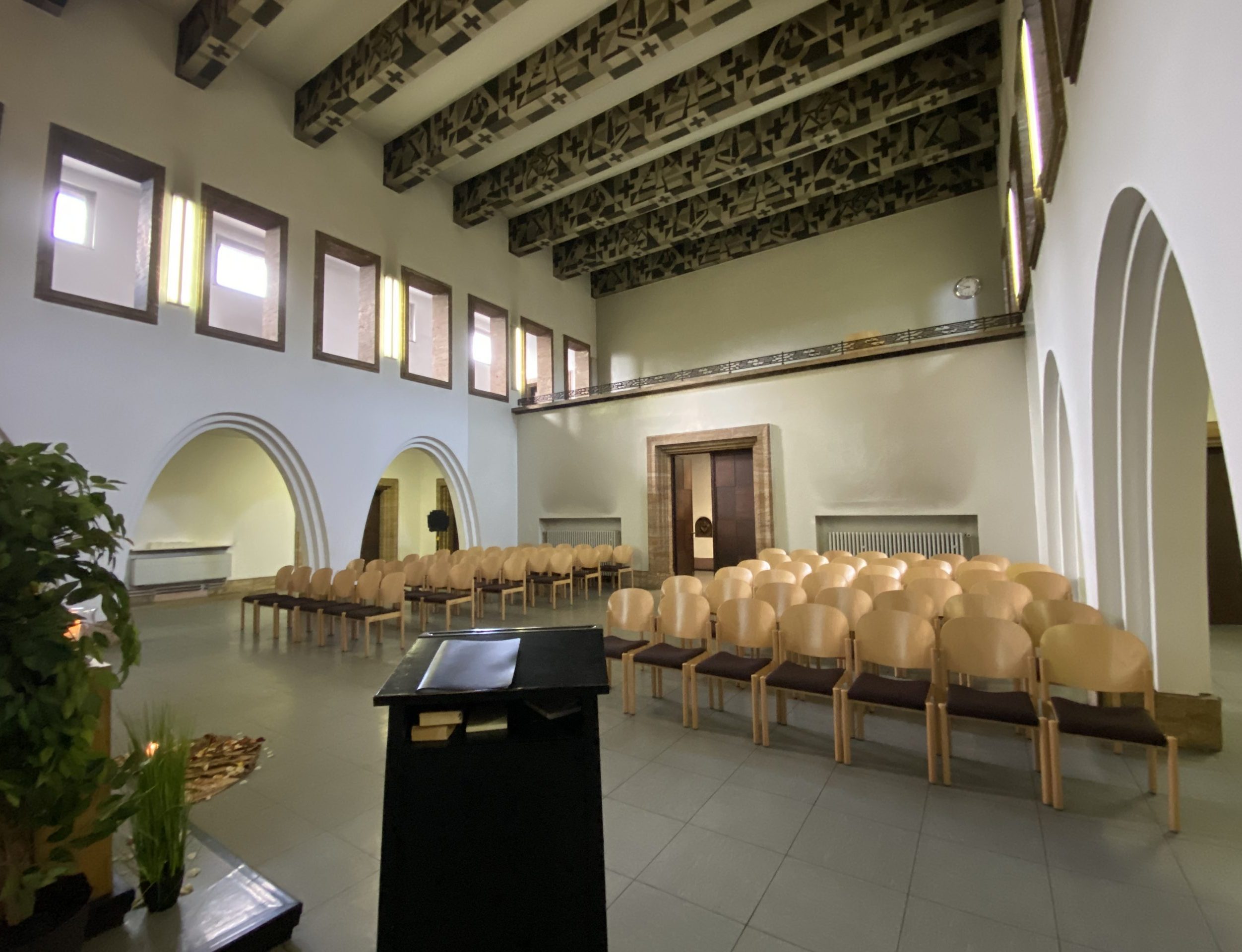 Parkfriedhof Essen, alte Trauerhalle von innen.Rede.Engel