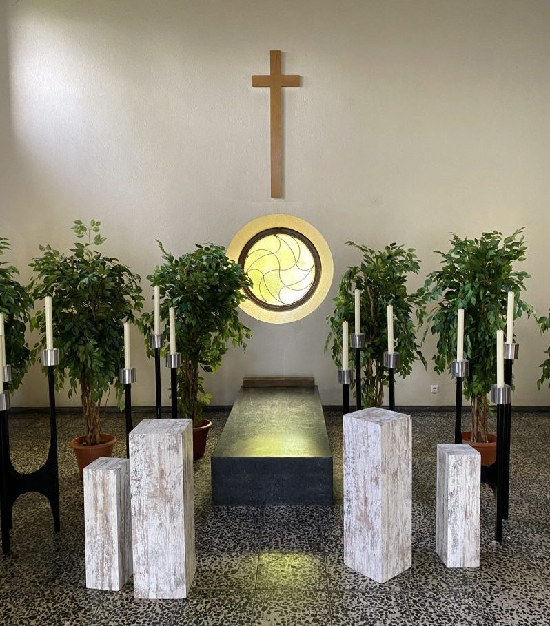 Trauerhalle Friedhof Essen-Kray. Innenraum. Rede.Engel