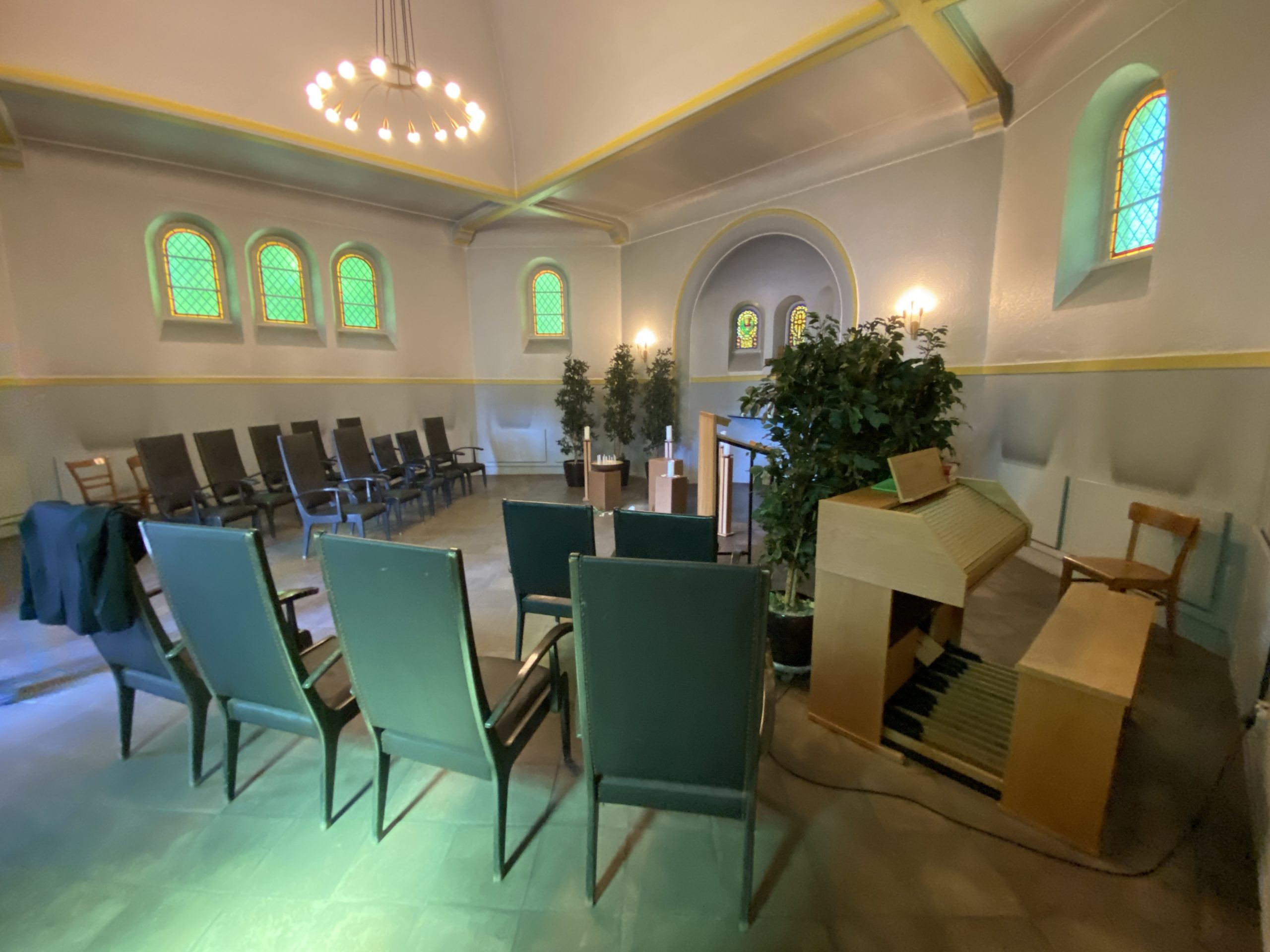 Trauerhalle Friedhof Bochum-Höntrop - der Innenraum. Rede.Engel