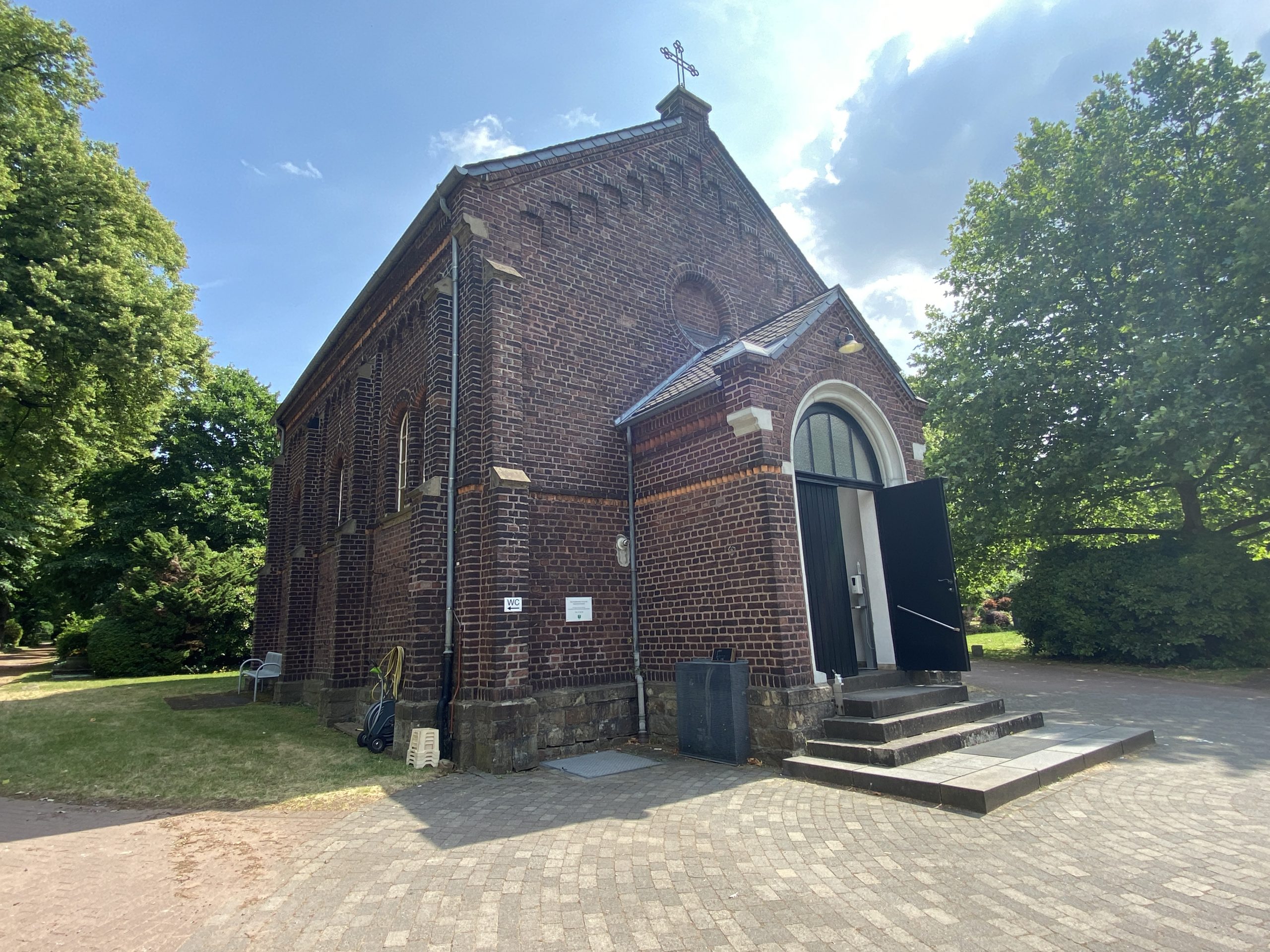 Trauerhalle Friedhof Essen-Werden II. Rede.Engel