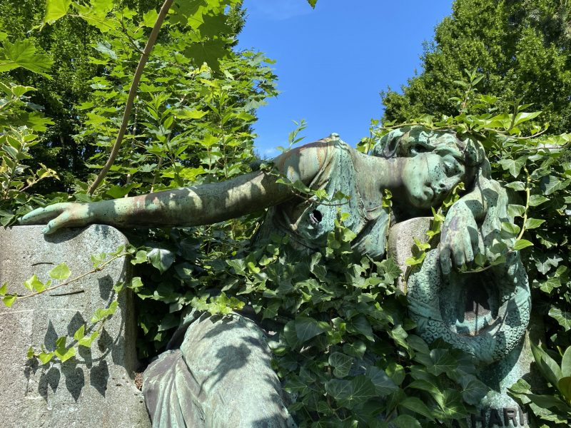 Grabmal Ostfriedhof Essen. Rede.Engel