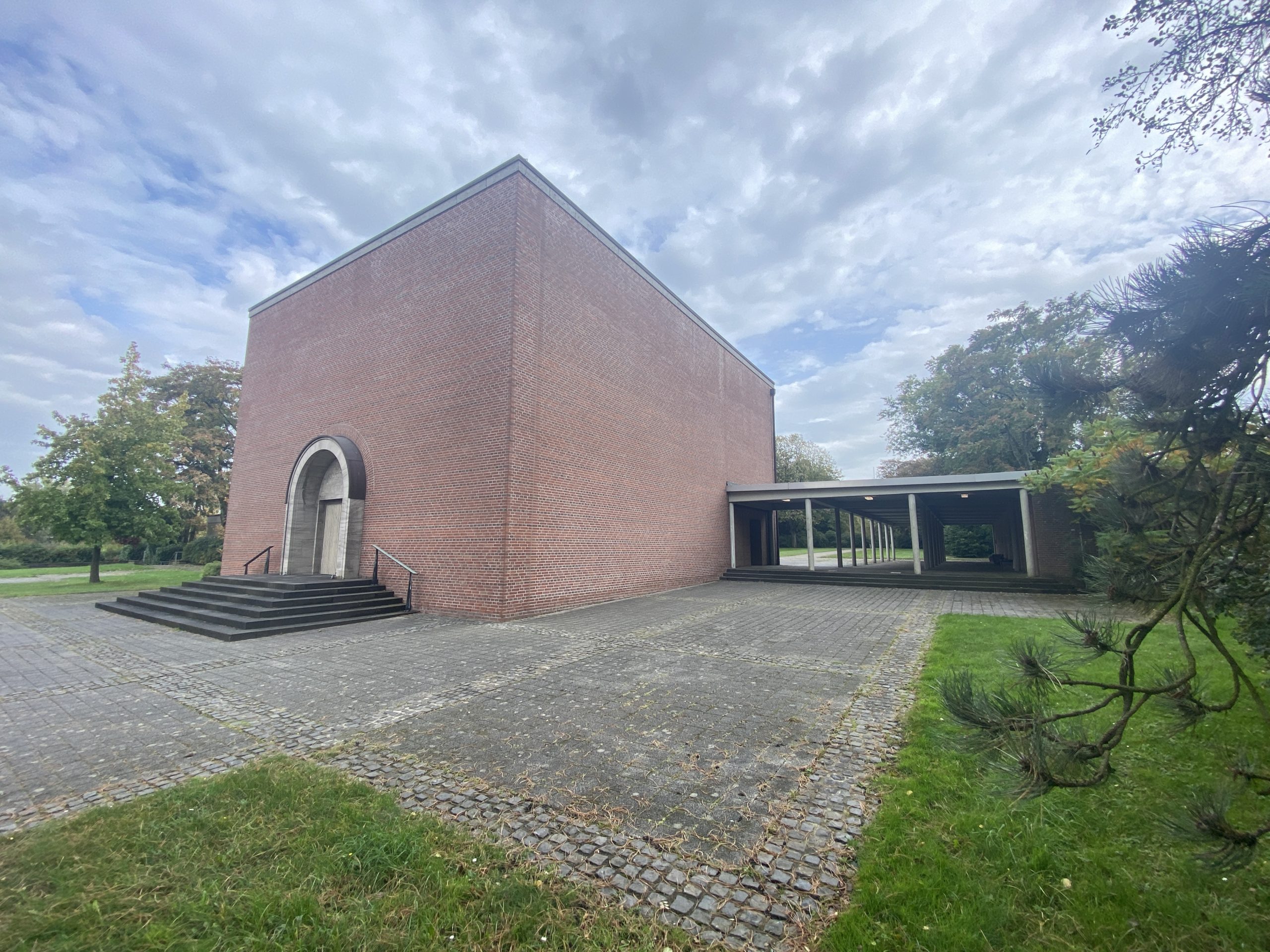 Neue Trauerhalle, Hauptfriedhof Mülheim. Rede.Engel