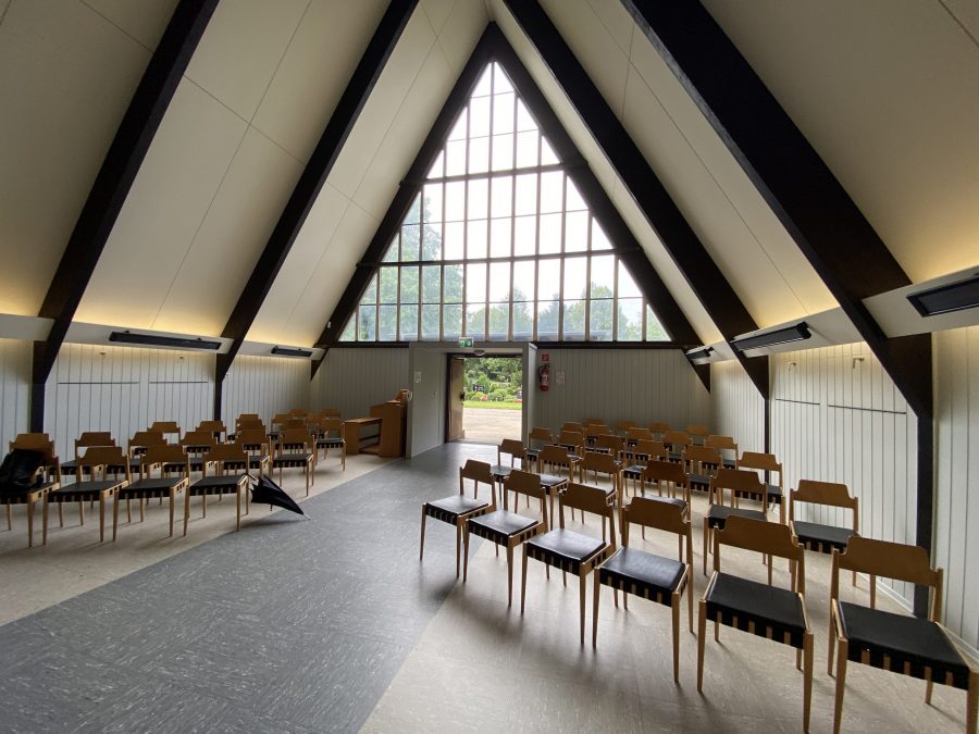 Trauerhalle innen,Heisinger Friedhof, Essen. Rede.Engel