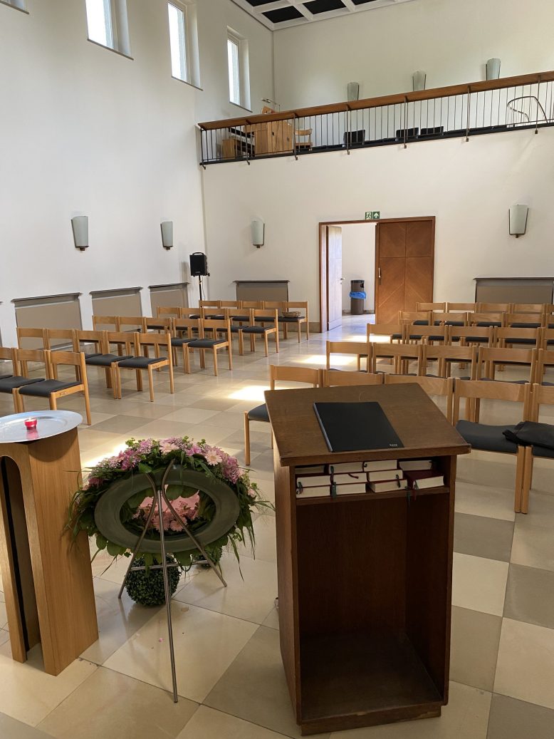 Innenraum der Trauerhalle, Terrassenfriedhof Essen. Rede.Engel