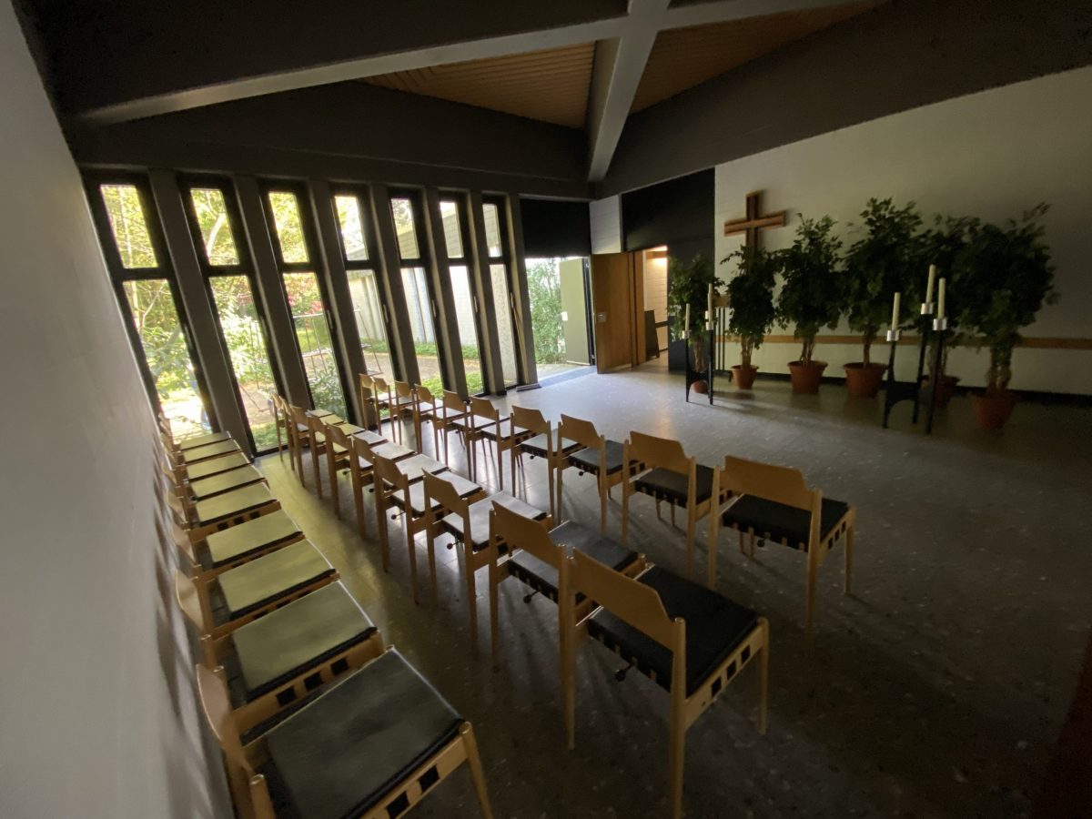 Innenraum kleine Trauerhalle, Hellweg Friedhof. Rede.Engel