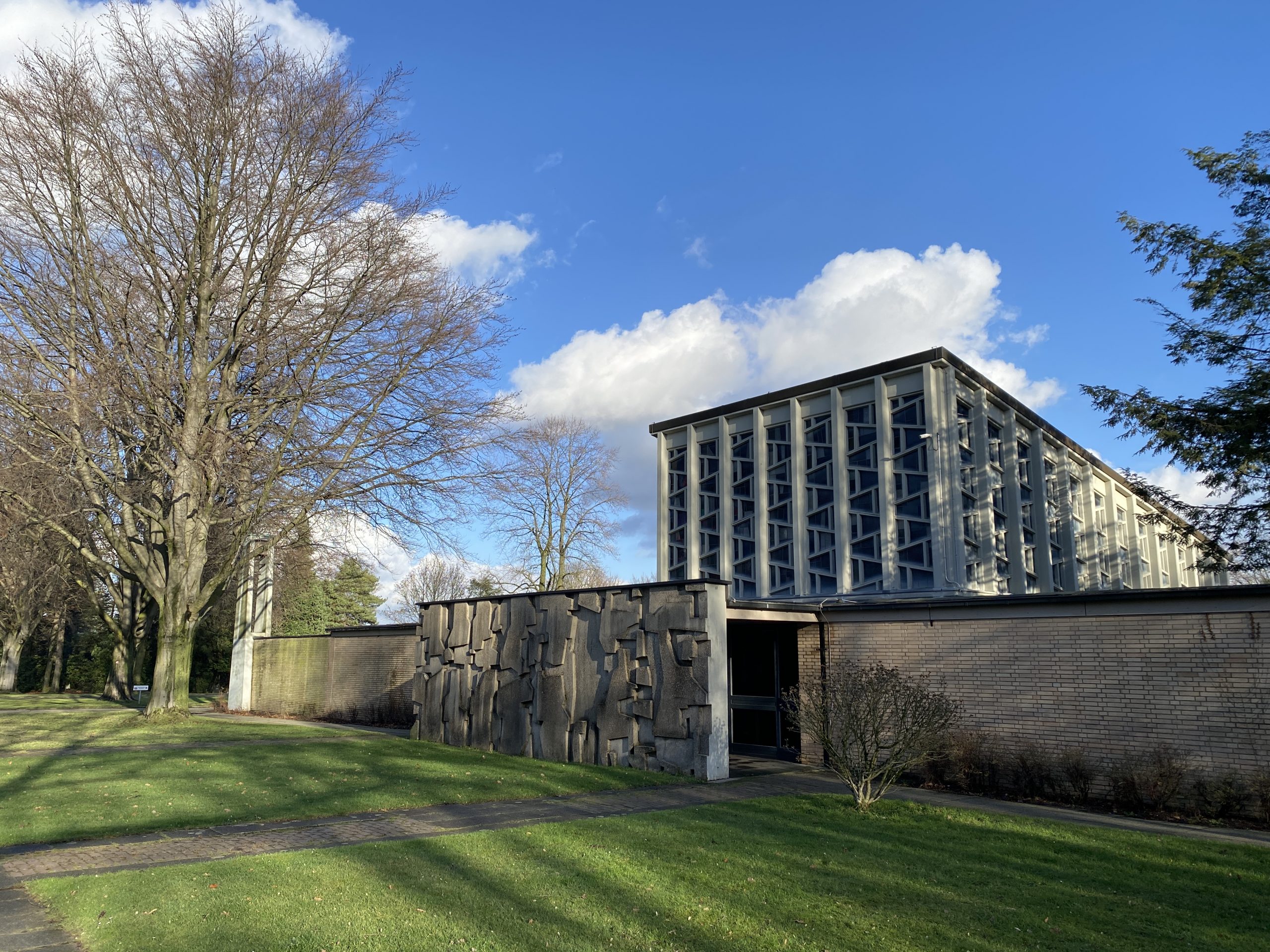 Parkfriedhof, Essen. Neue Trauerhalle. Rede.Engel