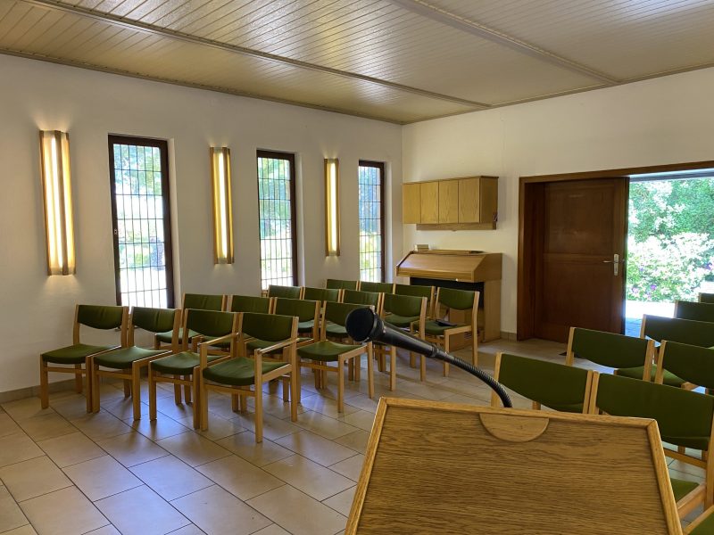 Auberg-Friedhof in Mülheim. Die Trauerhalle. Rede.Engel