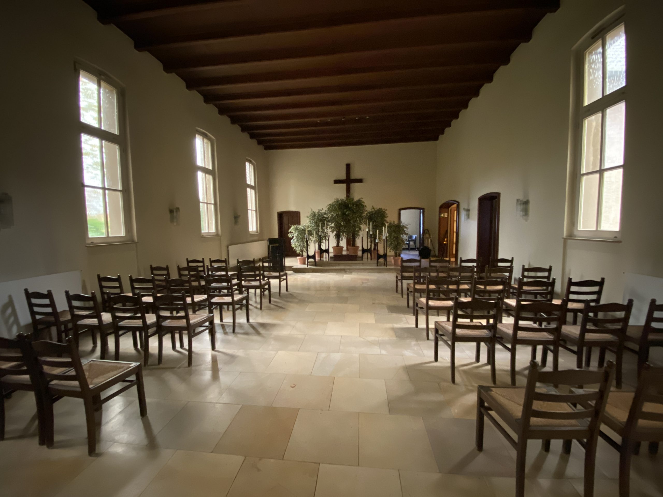 Bergfriedhof, Essen. Trauerhalle innen. Rede.Engel