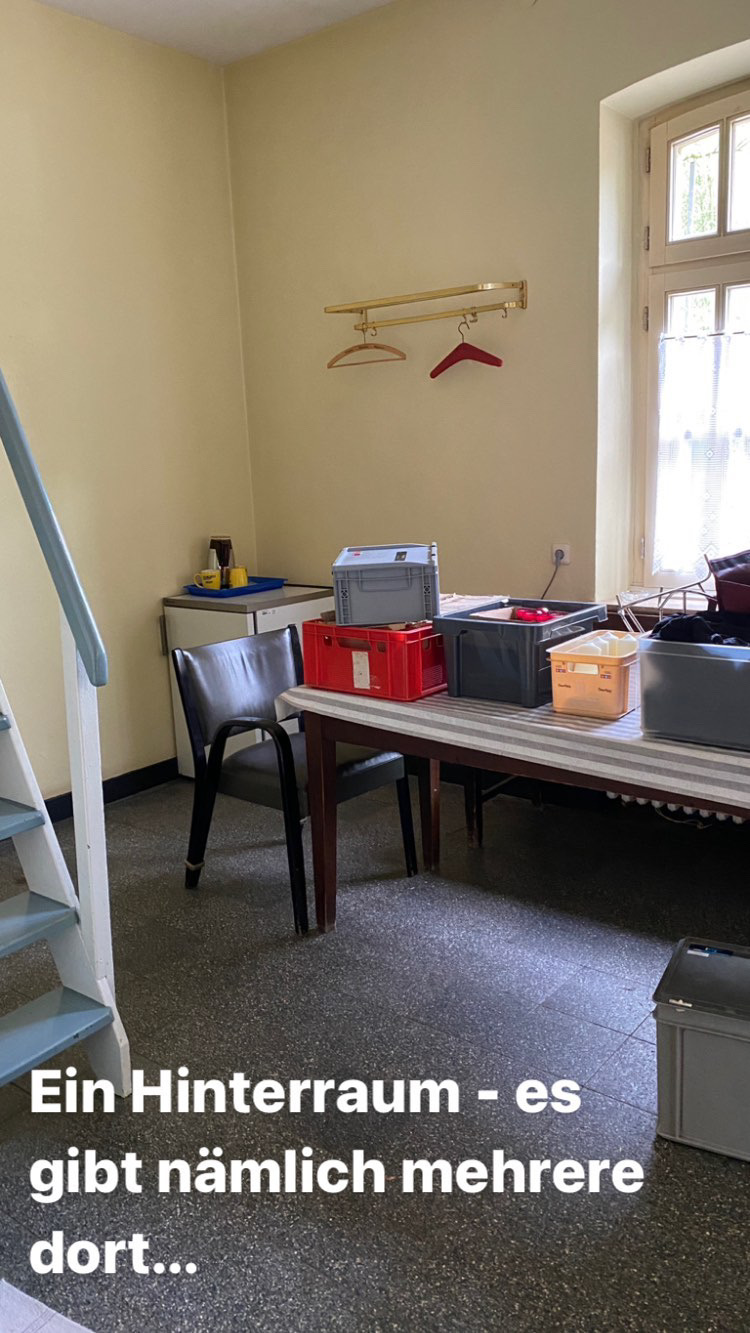 Bergfriedhof Essen - Hinterzimmer in der Trauerhalle. Rede.Engel