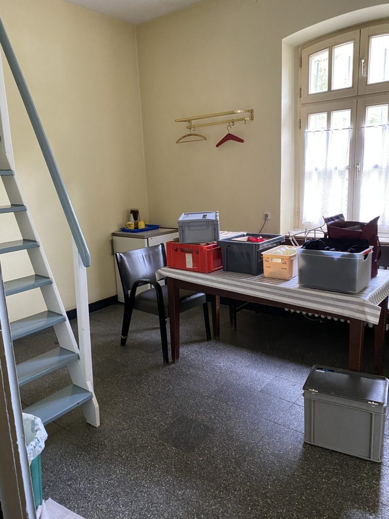 Bergfriedhof Essen, Hinterzimmer in der Trauerhalle.Rede.Engel