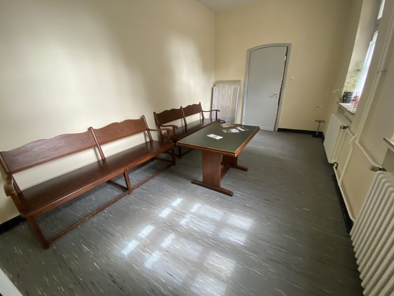 Bergfriedhof Essen, Warteraum in der Trauerhalle.Rede.Engel