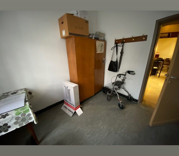 Bergfriedhof Essen, Trauerhalle, Blick in das Hinterzimmer 02. Rede.Engel
