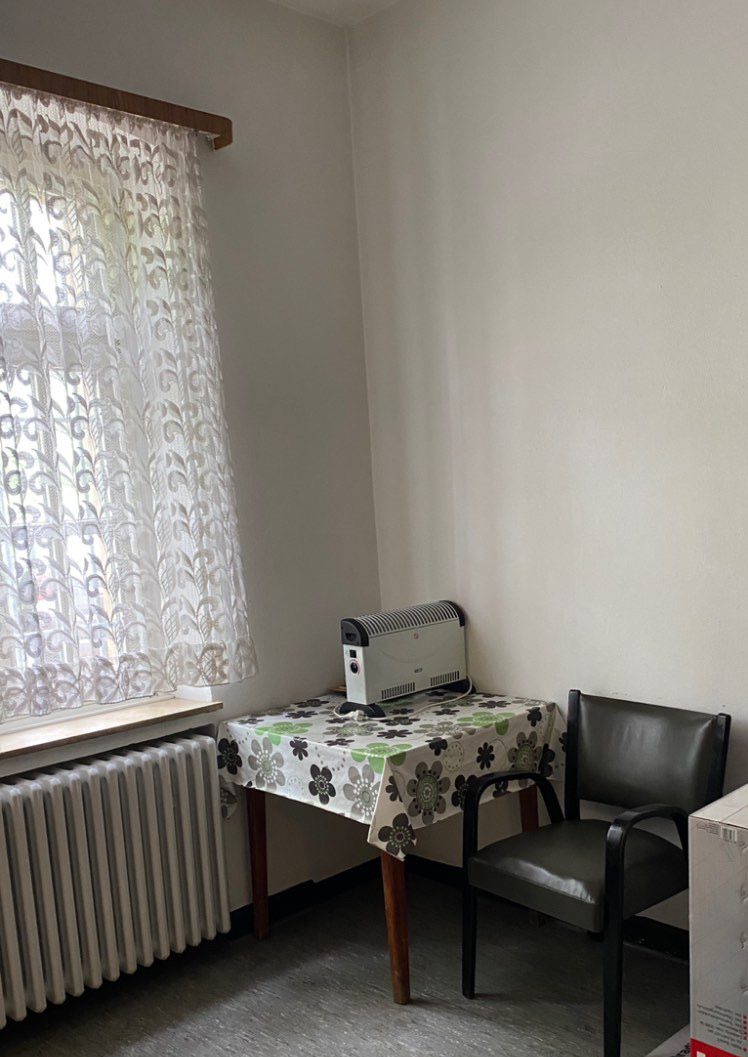 Bergfriedhof Essen, Trauerhalle, Blick in das Hinterzimmer 03. Rede.Engel