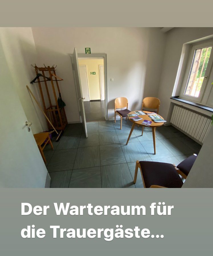 Bredeney Friedhof: Warteraum in der Trauerhalle.Rede.Engel