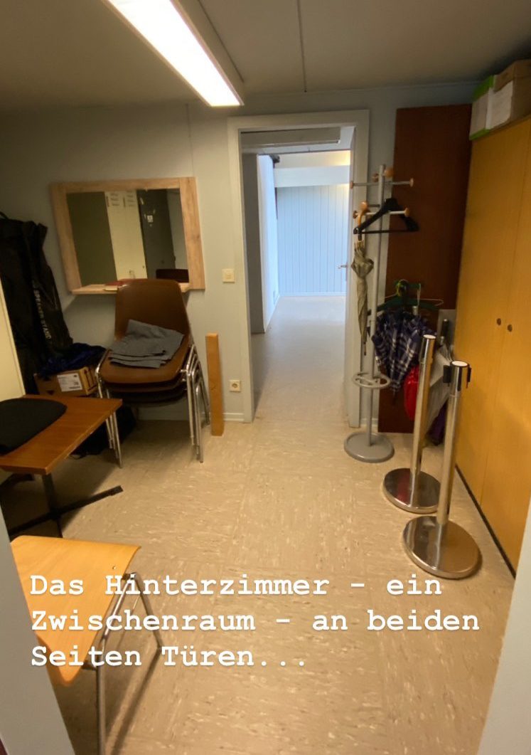 Friedhof Heisingen, Zwischenraum in der Trauerhalle.Rede.Engel