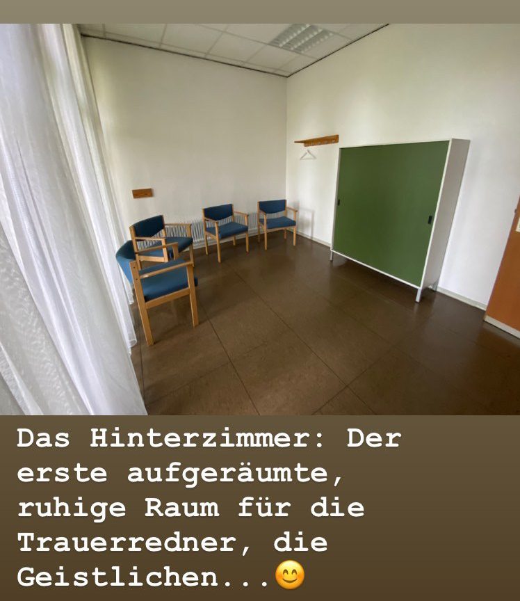 Hellweg Freidhof in Essen. Hinterzimmer in der Trauerhalle.Rede.Engel