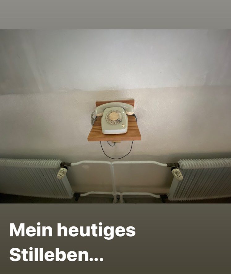 Hellweg Freidhof in Essen. Stilleben im Hinterzimmer in der Trauerhalle.Rede.Engel