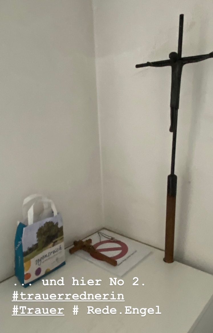 Katholischer Friedhof, Mülheim a.d.R., Trauerhalle, Einblick in ein Hinterzimmer. Rede.Engel