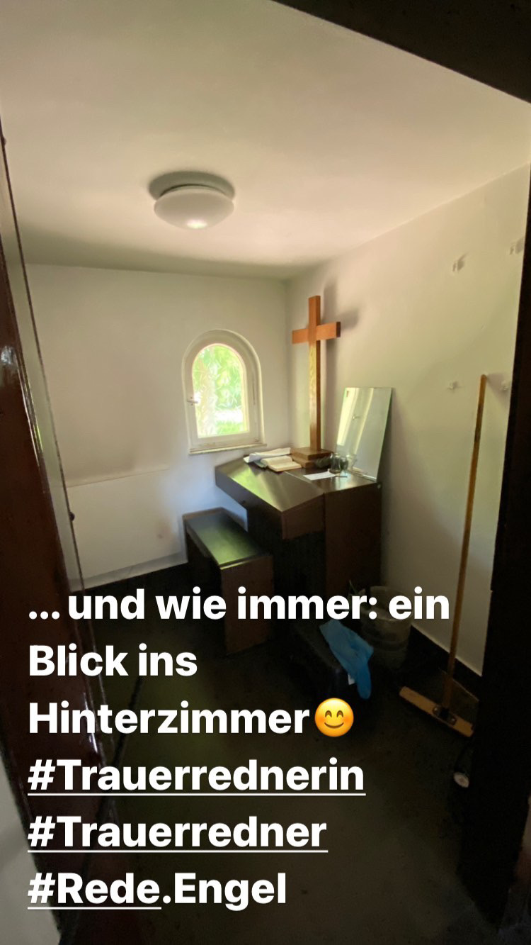Ruheraum in der Trauerhalle auf einem Friedhof in Bochum.Rede.Engel