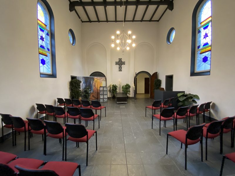 Trauerhalle Friedhof Gladbeck-Brauck_Innenansicht.Rede.Engel