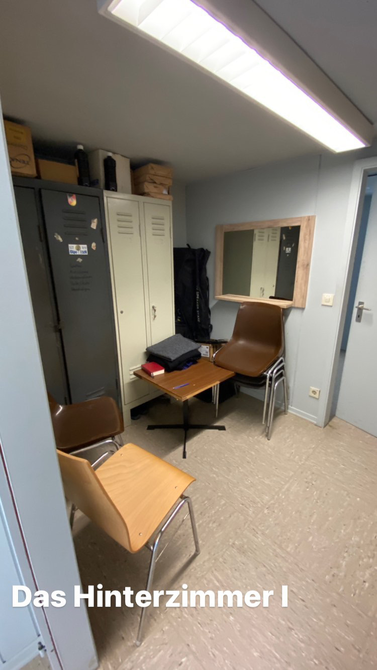 Friedhof Heisingen, Hinterzimmer ind er Trauerhalle.Rede.Engel