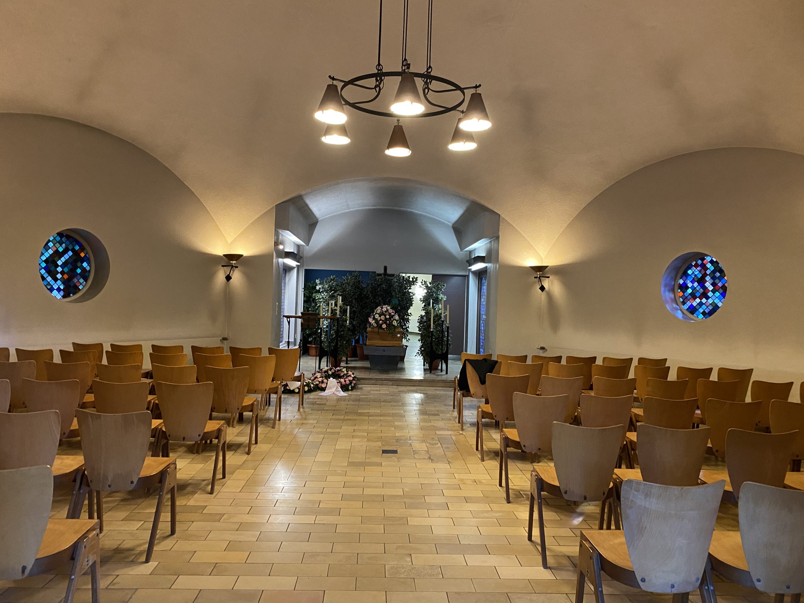 Innenraum Trauerhalle Friedhof Essen Kettwig.Rede.Engel