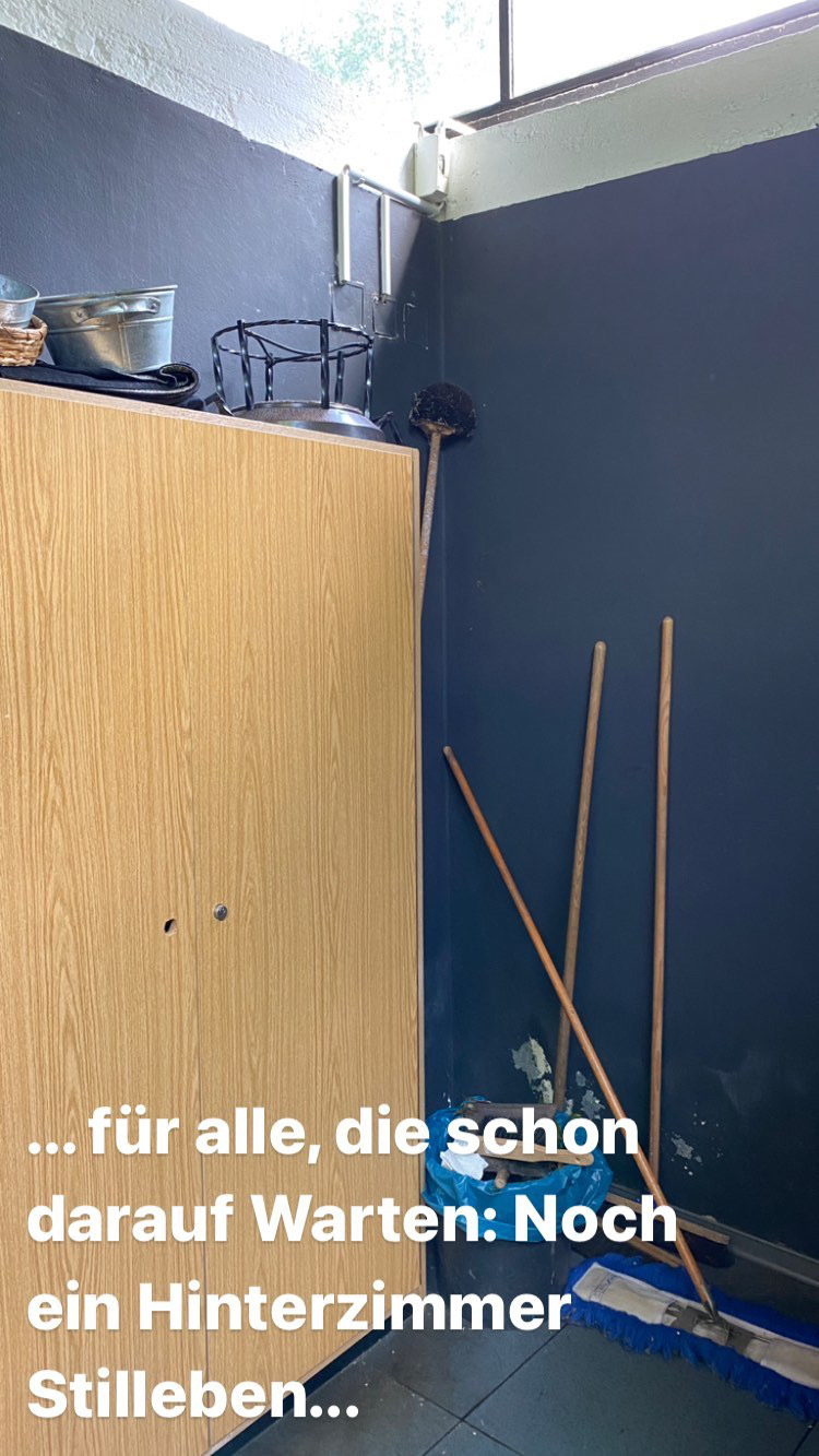 Ostfriedhof, Hinterzimmer in der Trauerhalle.Rede.Engel