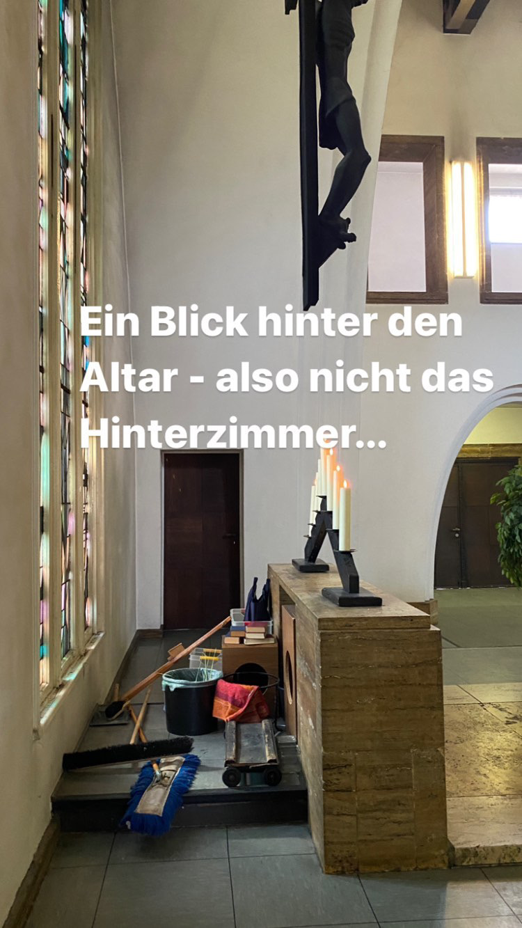 Parkfriedhof Essen, Blick hinter den Altar. Rede.Engel