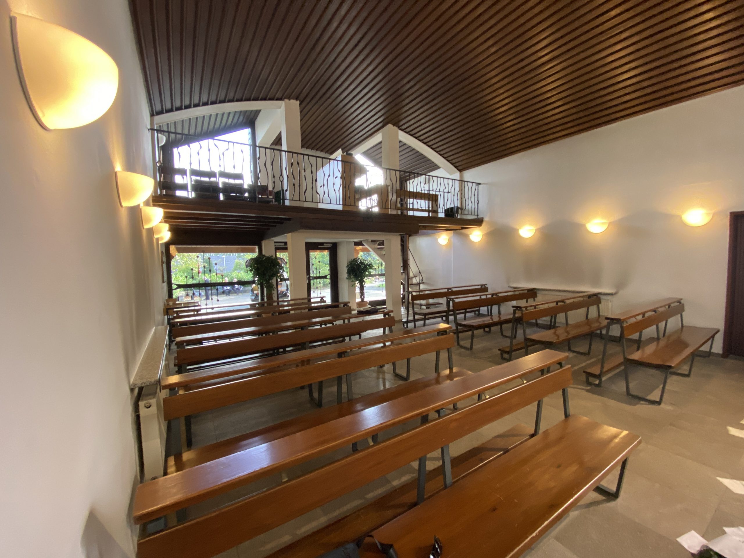 Innenraum Trauerhalle katholischer Friedhof Mülheim Saarn.Rede.Engel