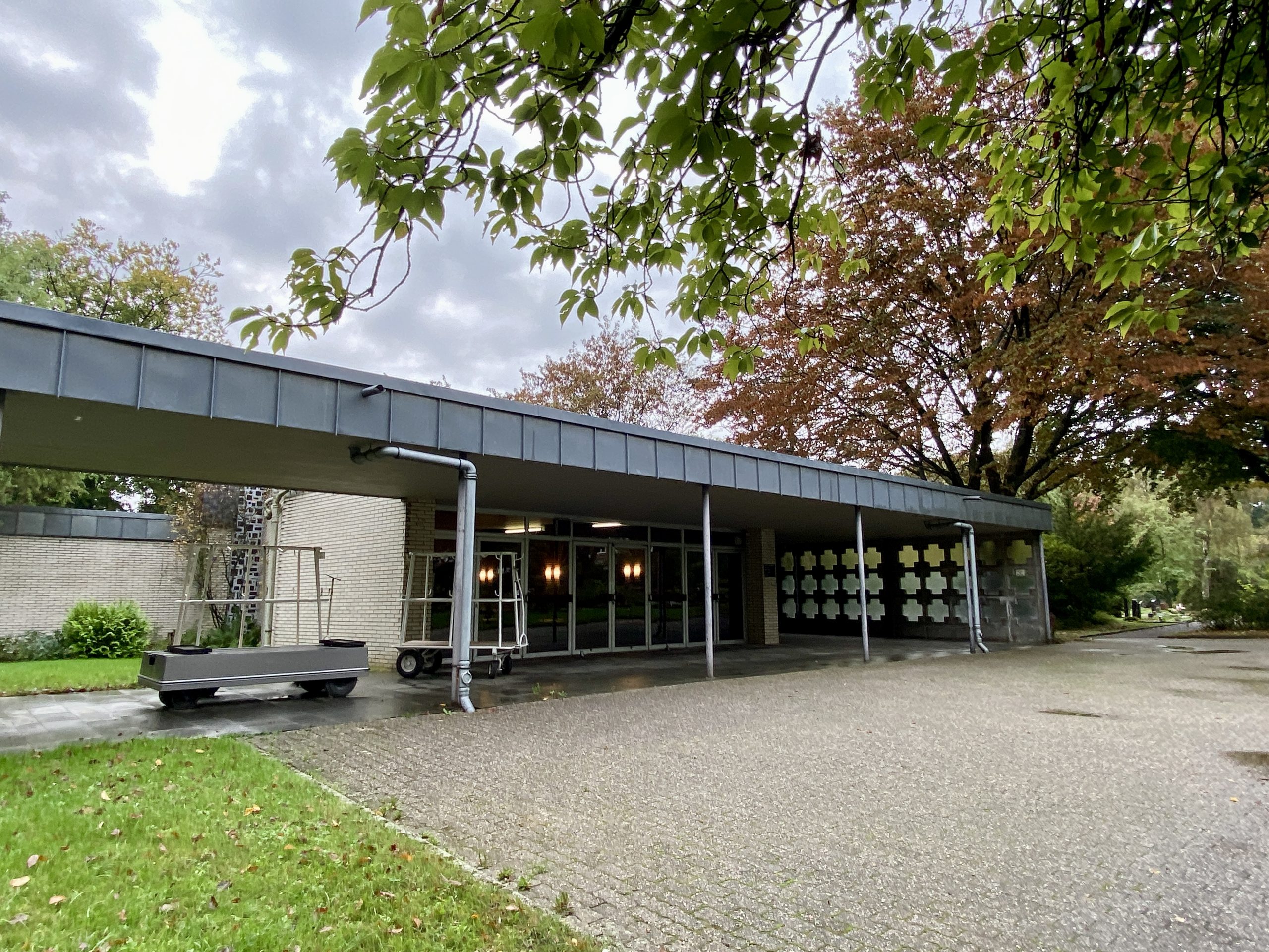 Heißerer Friedhof in Mülheim, Trauerhalle. Rede.Engel