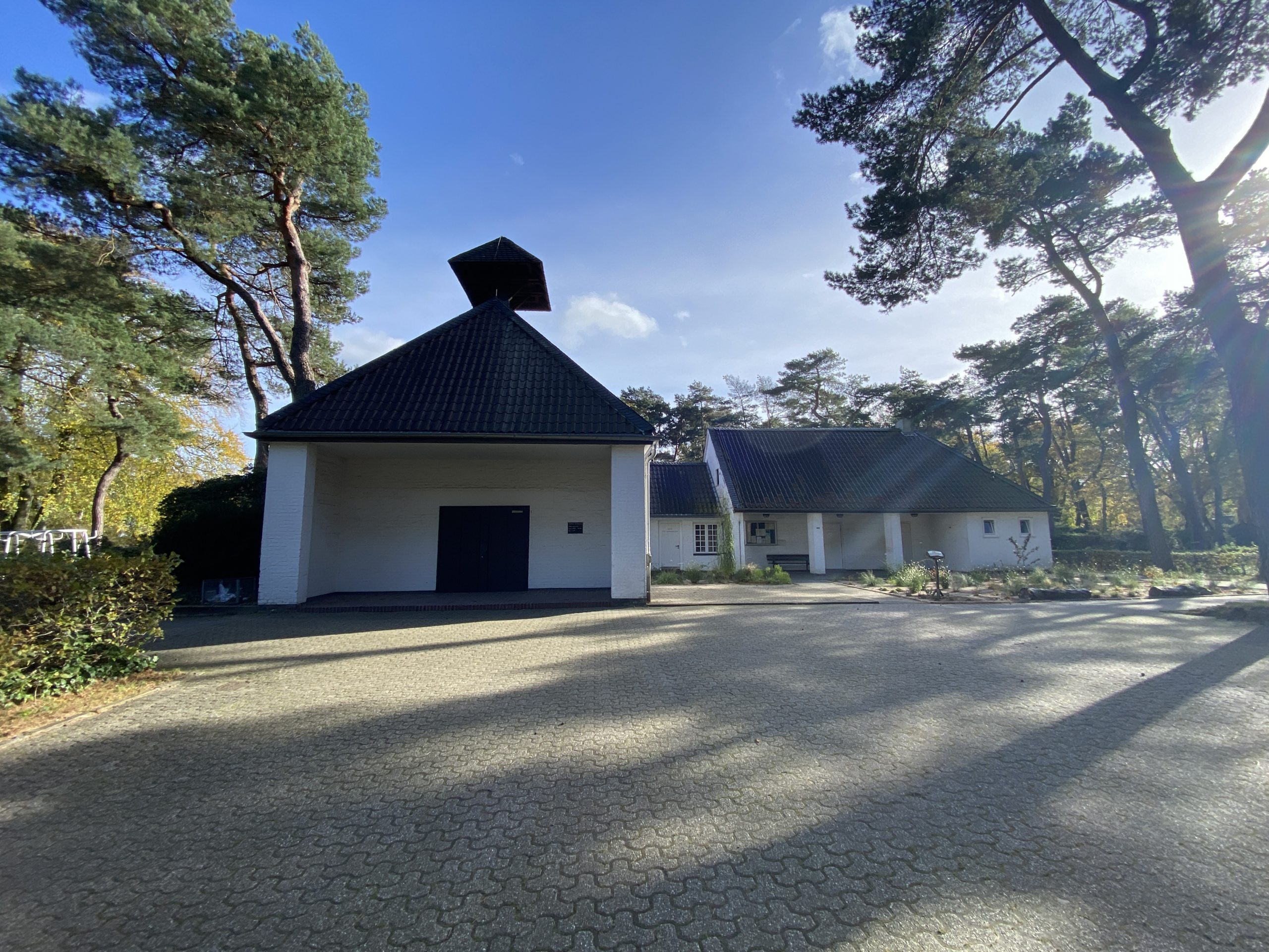 Trauerhalle auf dem Speldorfer Friedhof.Rede.Engel