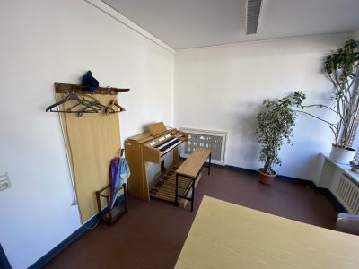 Der Orgelraum in der Trauerhalle Friedhof Rellinghausen in Essen. Rede.Engel