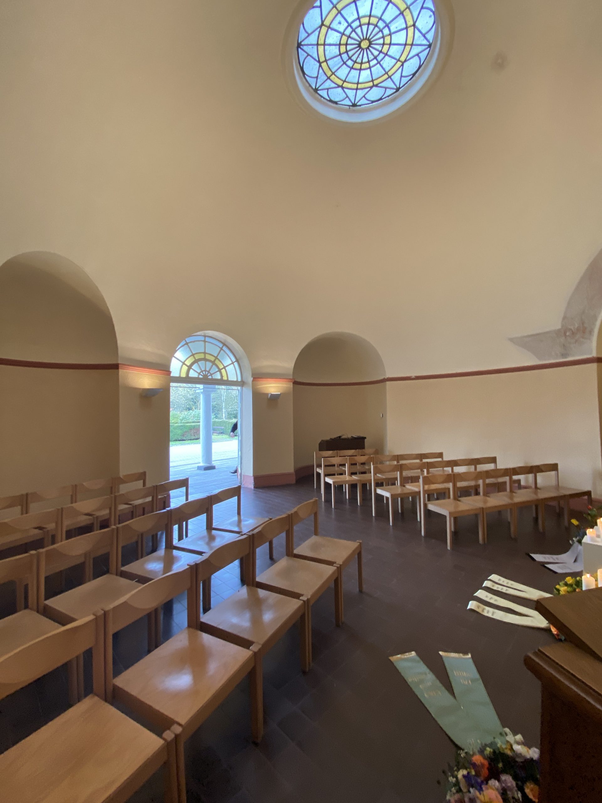 alte-trauerhalle-hauptfriedhof-mülheim-trauerrednerin-claudia-engel-rede.engel