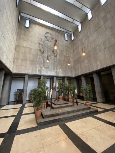 innenraum-suedwestfriedhof-trauerrednerin-claudia-engel