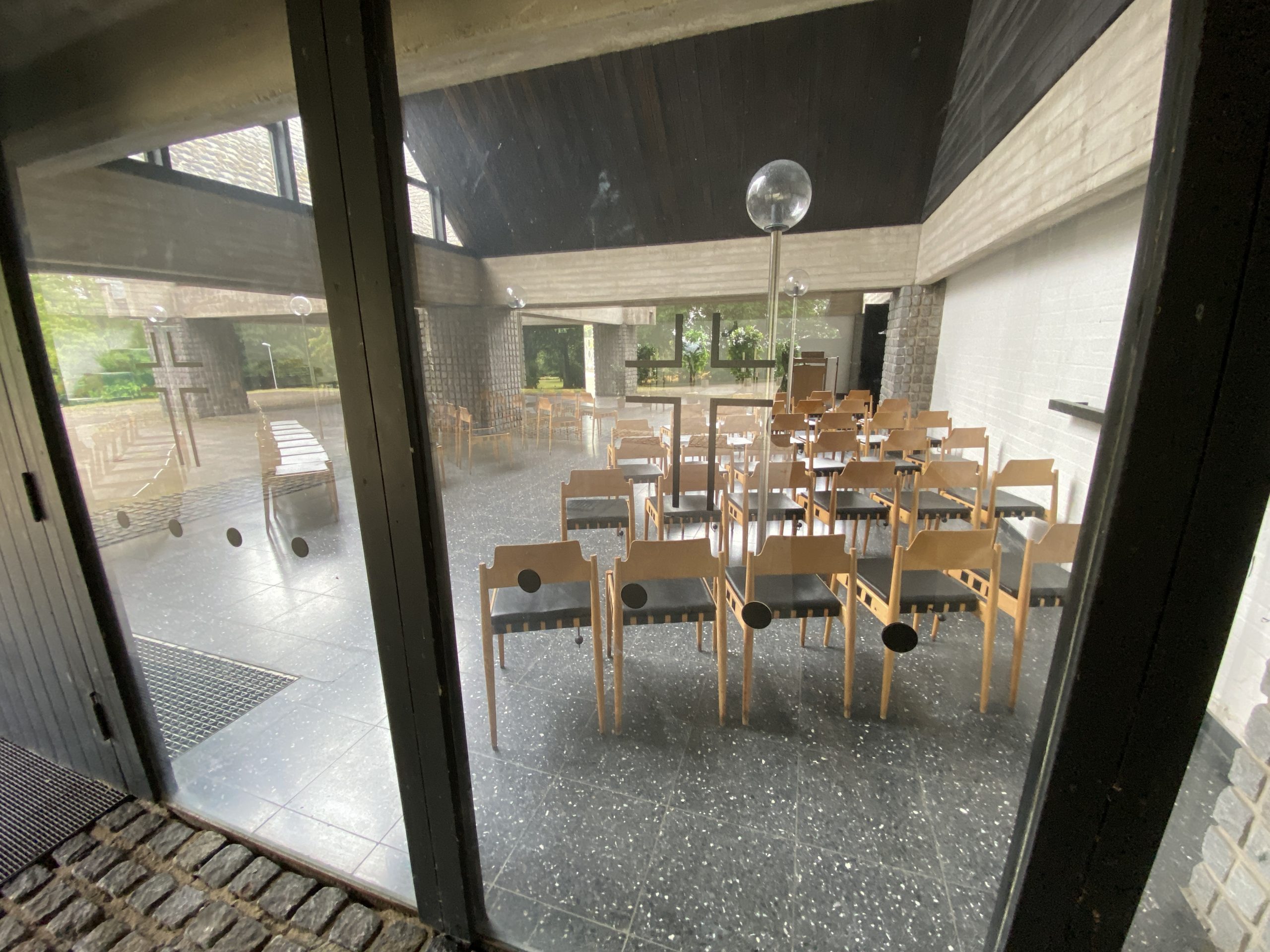 Kommunaler Friedhof Essen Überruhr-Trauerhalle-Innenraum-Rede.Engel